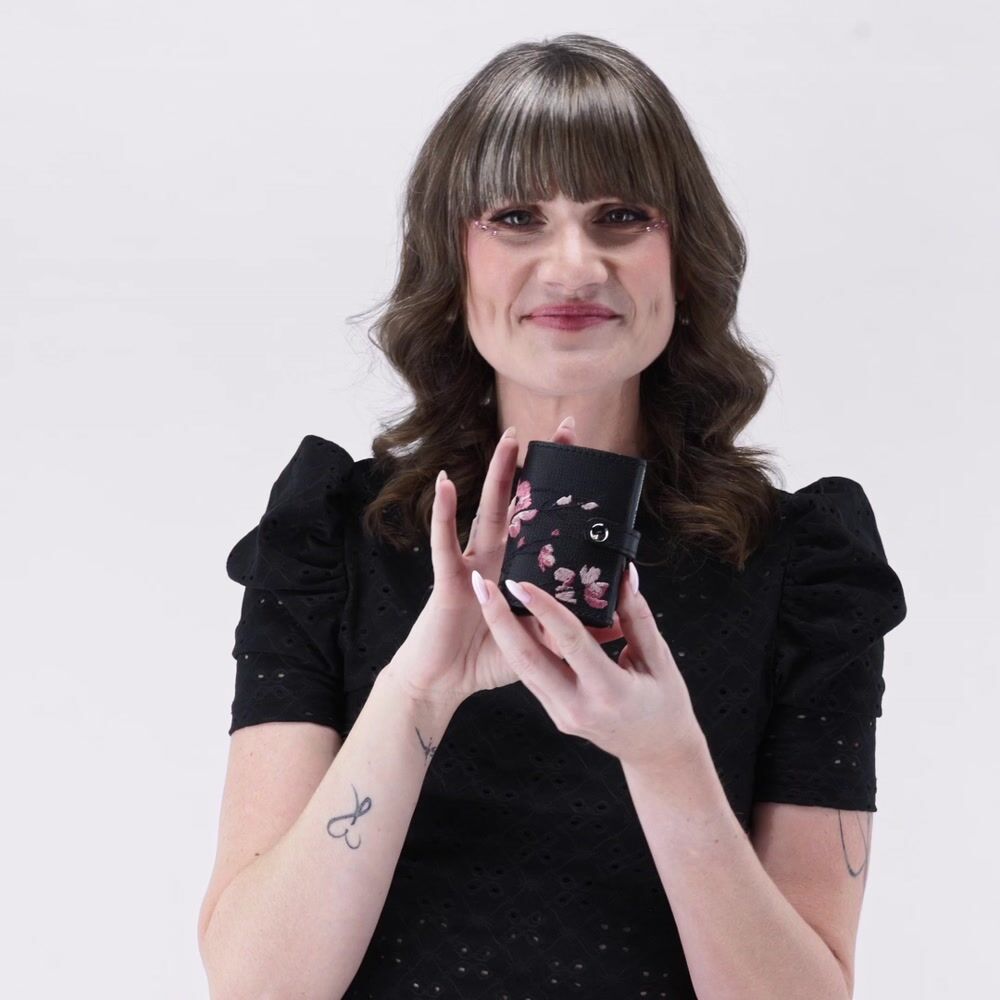 Cardholder DR X Erika Mokrý