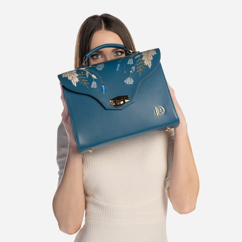 Vivienne Aurora "DIVE"