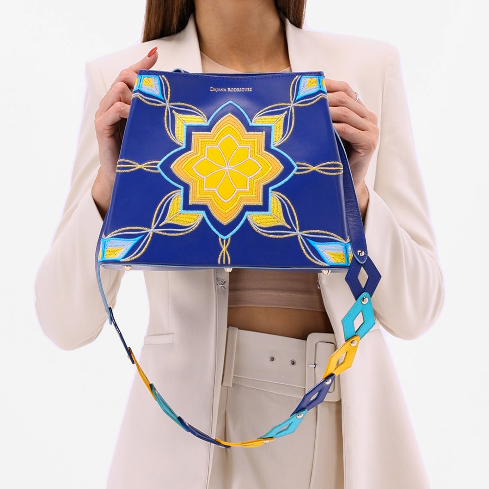 Sara Iris "ROYAL BLUE" video