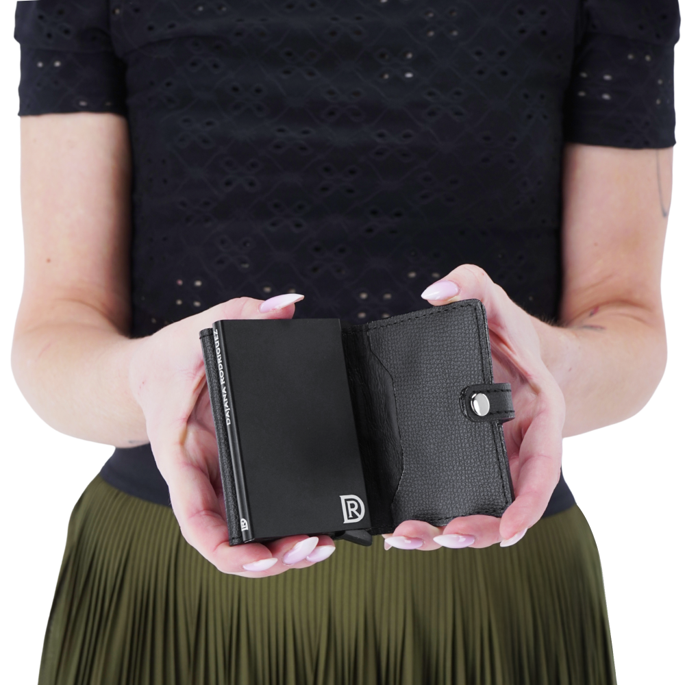 Cardholder DR X Erika Mokrý